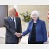 来日したイエレン米財務長官（右）と鈴木財務相（Ｃ）共同通信社