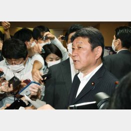 安倍元首相が死亡し記者団の質問に答える茂木幹事長（7月8日）／（Ｃ）日刊ゲンダイ