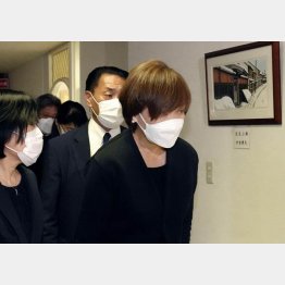 21日午前、自民党安倍派の総会に向かう安倍昭恵氏（右）／（Ｃ）共同通信社