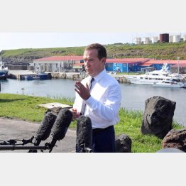 2019年、首相として択捉島に上陸するメドベージェフ前大統領（Ｃ）タス＝共同