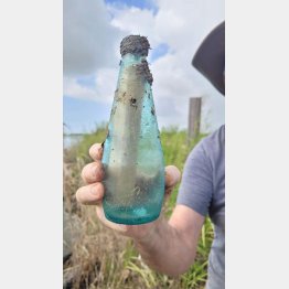 無傷で見つかった瓶（クリスティン・バーゲスさんのフェイスブックから）