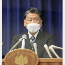 加藤智大死刑囚の刑執行について記者会見する古川法相（Ｃ）共同通信社