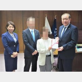 神奈川県小田原市の守屋輝彦市長が、市長コラムにアップした旧統一教会信者都の写真（左は池田市議、＝提供写真）