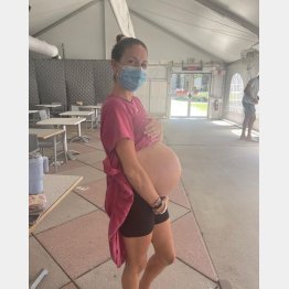 妊娠27週目のアシュリーさん（本人のインスタグラムから）