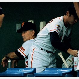 巨人で認められたいという気持ちはあったが（左は長嶋監督、右が筆者）／（Ｃ）共同通信社