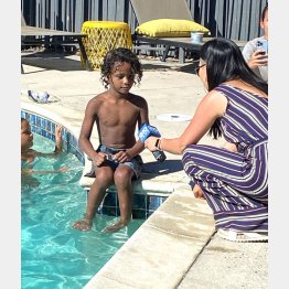 事故現場のプールサイドでABCの取材を受けてるマシア君（ティアラさんのフェイスブックから）