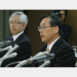会長を辞任した佐光氏（右）／（Ｃ）共同通信社