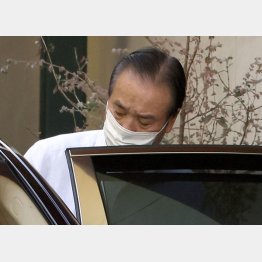 車で外出する東京五輪・パラリンピック組織委員会の高橋治之元理事（Ｃ）日刊ゲンダイ