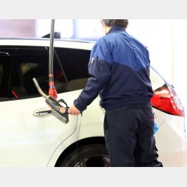 GSでもバッテリーチェックは可能（Ｃ）日刊ゲンダイ