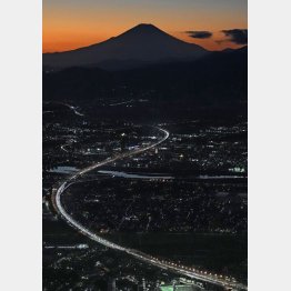 渋滞の車列と富士山（Ｃ）共同通信社