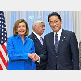 朝食会を前にペロシ米下院議長（左）と握手をする岸田首相（5日＝代表撮影）