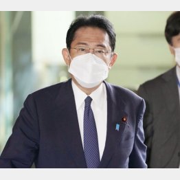 首相官邸に入る岸田首相（Ｃ）共同通信社