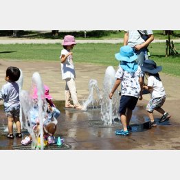 子どもの後遺症はまだまだ分かっていないことも多い。「コロナはただの風邪」と過小評価は禁物（写真はイメージ）／（Ｃ）日刊ゲンダイ