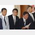 「新・男たちの悪巧み」の様相に…（自民党新執行部と岸田首相＝左から2人め）／（Ｃ）日刊ゲンダイ