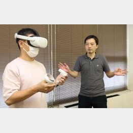 VRゴーグルの使い方を記者に教える武井勇樹氏（Ｃ）日刊ゲンダイ