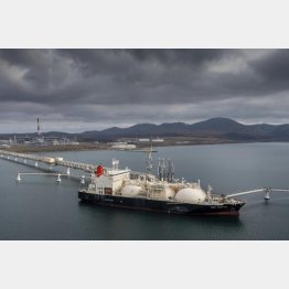 サハリン2で液化天然ガスを積み込むLNGタンカー（Ｃ）AP＝共同