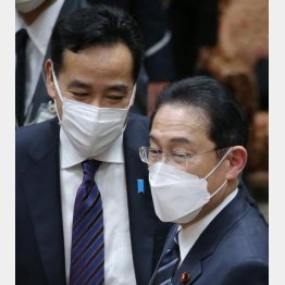 「貯蓄から投資へ」と旗振りするが…（岸田首相㊨と山際経済再生相）／（Ｃ）日刊ゲンダイ