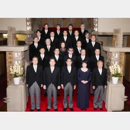第2次岸田改造内閣が発足し、記念写真に納まる岸田文雄首相（前列中央）と閣僚ら（Ｃ）共同通信社