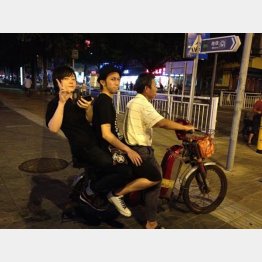 中国時代の佐々木社長（中央）と共同創業者の白井氏（左）／（提供写真）