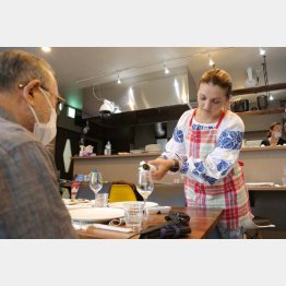 演奏だけでなく、手作りのウクライナ料理でおもてなし（Ｃ）日刊ゲンダイ