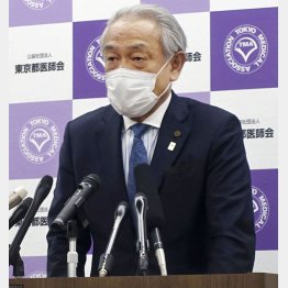 東京都医師会の尾崎治夫会長（Ｃ）共同通信社