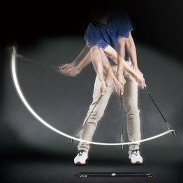 LEDの光でスイング軌道がチェックできる（提供写真）