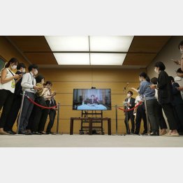首相官邸の記者団にオンラインで取材に応じる岸田首相／（Ｃ）共同通信社