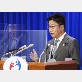 ちゃっかり丸投げ責任回避（会見する加藤勝信厚労相＝24日）／（Ｃ）共同通信社