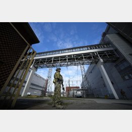 ウクライナでは砲撃が続くザポリージャ原発（警備するロシア兵）／（Ｃ）ＡＰ＝共同