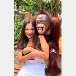 歯を見せて笑うオランウータン（フェイスブックから）