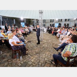 ドイツで開催されたイベントでは誰もマスクをしていない（市民の前で話をするオーラフ・ショルツ独首相）／（Ｃ）ロイター