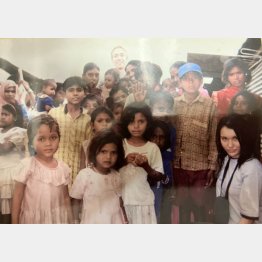 インドでのスナップ（右端が橘さん）／（提供写真）