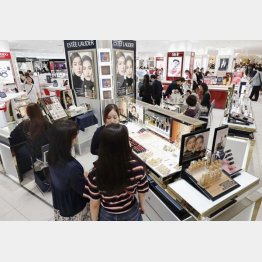 化粧品の情報はSNSで（Ｃ）共同通信社