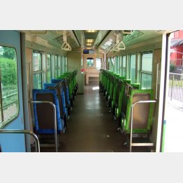 車内は立ち席の余裕もあり（Ｃ）日刊ゲンダイ