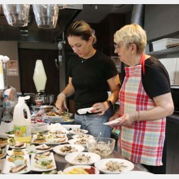 カテリーナさん（左）と母のマリアさん（Ｃ）日刊ゲンダイ