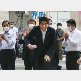 あれから54日（右から2人目が山上徹也容疑者）、そもそも警護うんぬん以前の問題が（Ｃ）共同通信社
