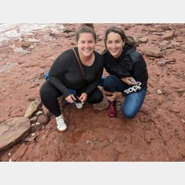 化石を前にしたリサさん（右）とローラさん（ローラさんのフェイスブックから）