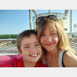 ロリ・キーニーさんと息子のギャビン君（ロリさんのフェイスブックから）