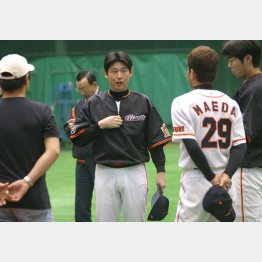 2001年から巨人のコーチをやることに（筆者＝中央）／（Ｃ）日刊ゲンダイ
