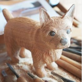 ぬいぐるみのような質感を持つ木彫りの作品（提供写真）