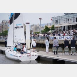 大勢の人に出迎えられた（Ｃ）日刊ゲンダイ