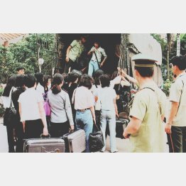 密入国を企てて逮捕・連行される女性たち（1996年）／（Ｃ）共同通信社