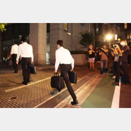 KADOKAWA本社に入る東京地検係官ら（Ｃ）日刊ゲンダイ