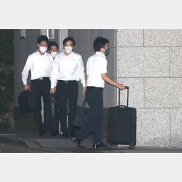 KADOKAWA本社の家宅捜索に入る東京地検の係官ら（Ｃ）日刊ゲンダイ