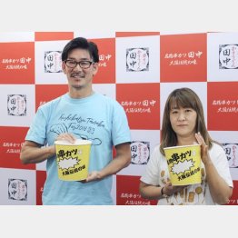 貫氏（左）と田中氏（Ｃ）共同通信社