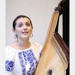 バンドゥーラ奏者のカテリーナさん（Ｃ）日刊ゲンダイ