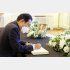 9日、エリザベス女王の弔問のため、英国大使館を訪れ記帳する岸田首相（内閣広報室提供）