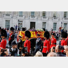 これぞ、国葬（ウェストミンスター宮殿に向けて、官庁街ホワイトホールを進むエリザベス女王の葬列＝14日、英ロンドン）／（Ｃ）ロイター