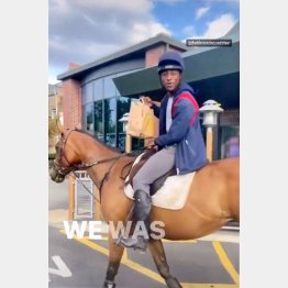 さっそうと、チキンナゲットを持って…（ティックトックから）