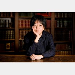 芥川賞作家の中村文則氏（提供写真）